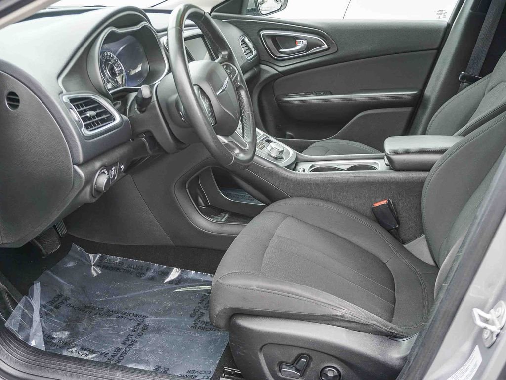 Used 2015 Silver Chrysler Limited image 18