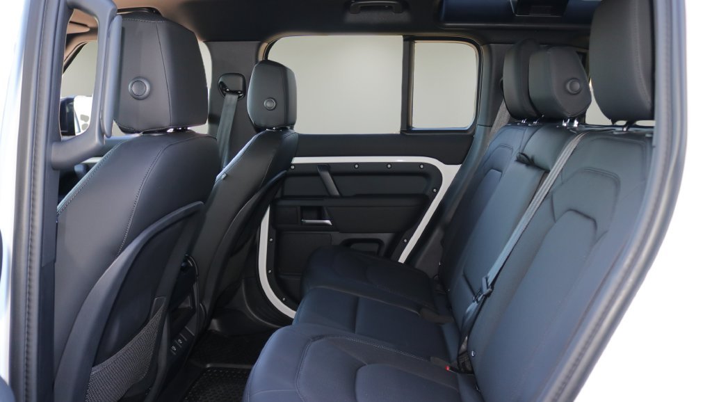 Used 2025 White Land Rover X-Dynamic SE image 12