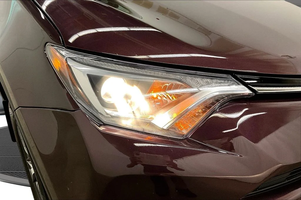 Used 2018 Black Toyota XLE image 31