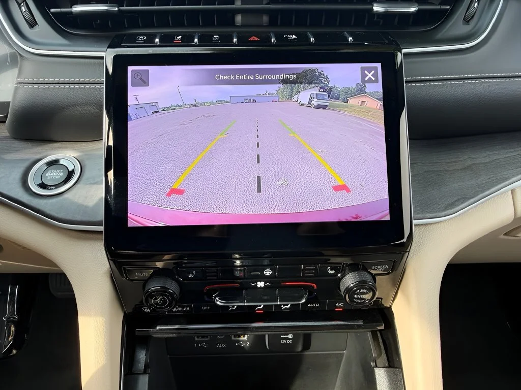 Used 2023  Jeep Limited image 26