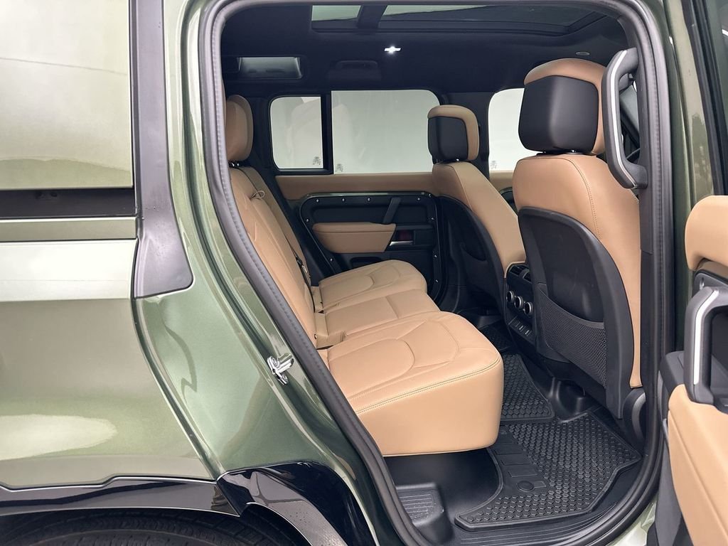 New 2026 Woolstone Green Land Rover X-Dynamic SE image 7