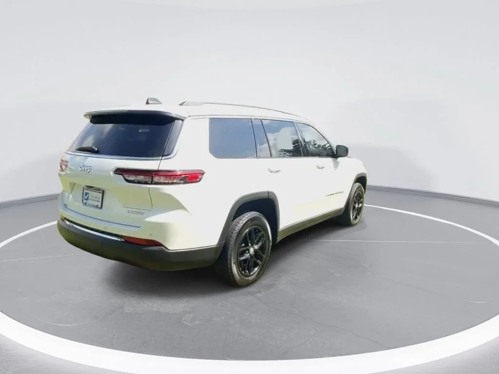 Used 2023 White Jeep Laredo image 8