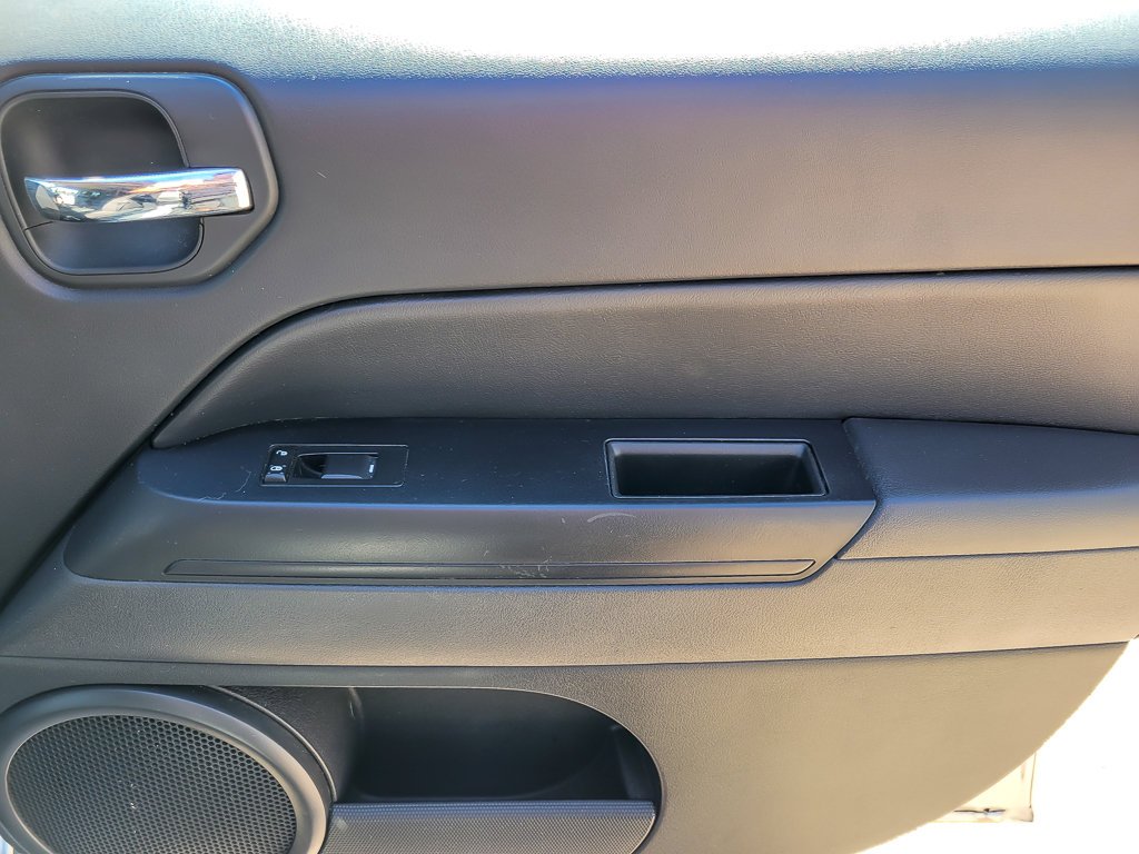 Used 2015 Billet Silver Metallic Clearcoat Jeep Sport image 19