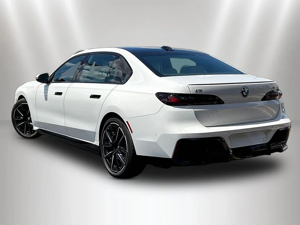 Used 2023 Alpine White BMW xDrive60 image 4