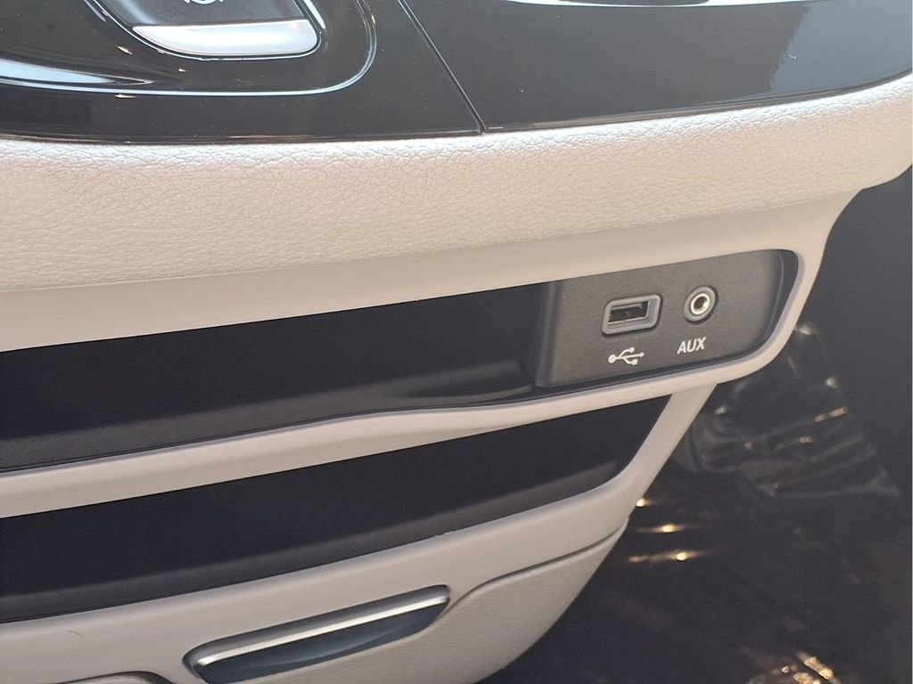 Used 2020 Silver Chrysler Limited image 11