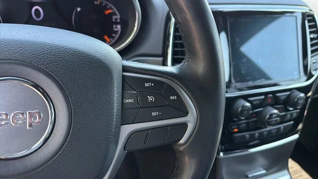Used 2019 Silver Jeep Altitude 4x4 image 22