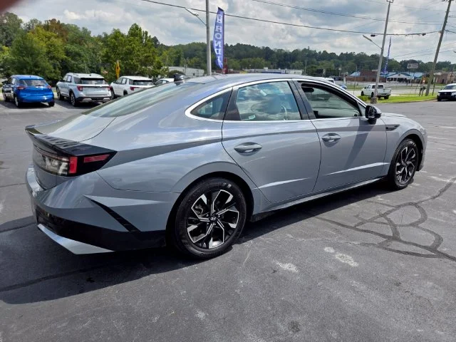 Used 2025 Blue Hyundai SEL image 8