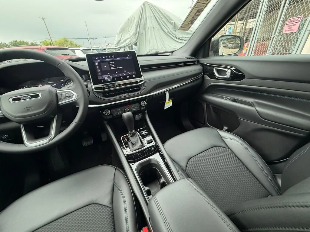 New 2026 White Jeep Latitude image 15