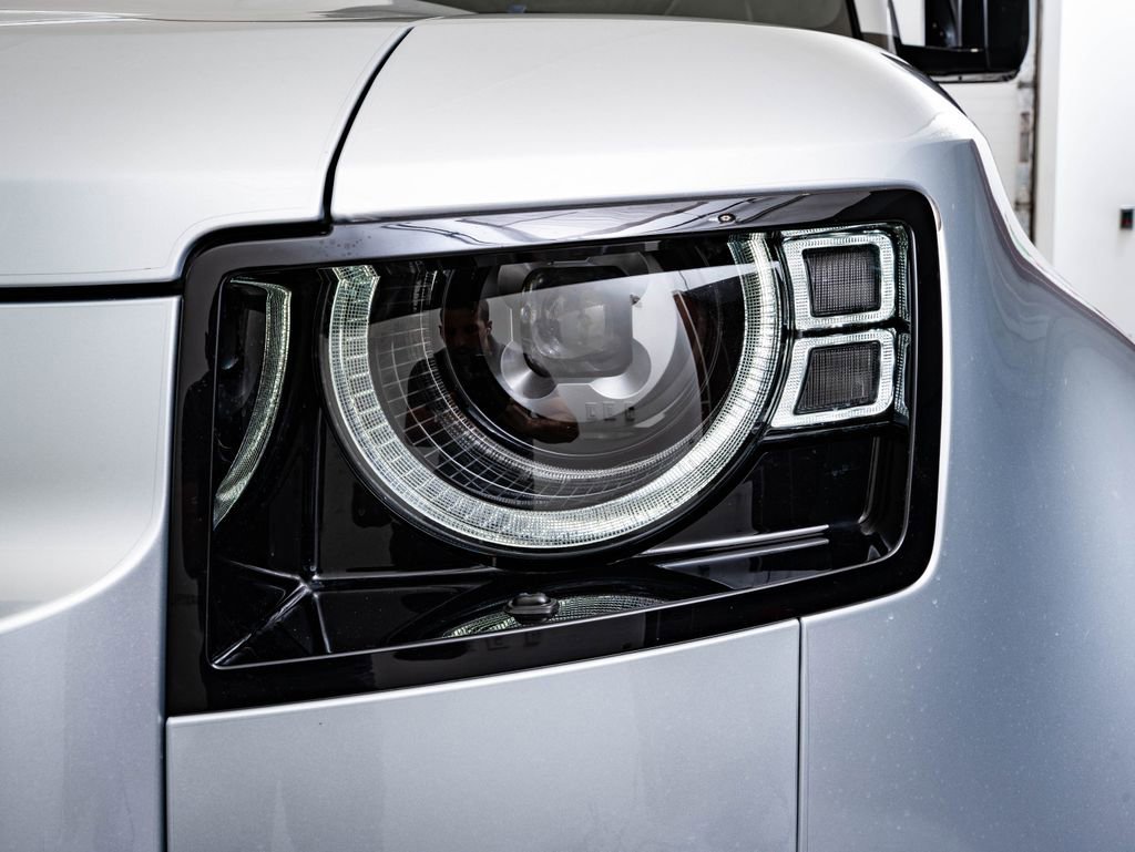 Used 2024 Hakuba Silver Metallic Land Rover S image 15