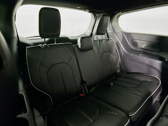 New 2027 Diamond Black Crystal Pearl-Coat Exterior Paint Chrysler Limited image 28
