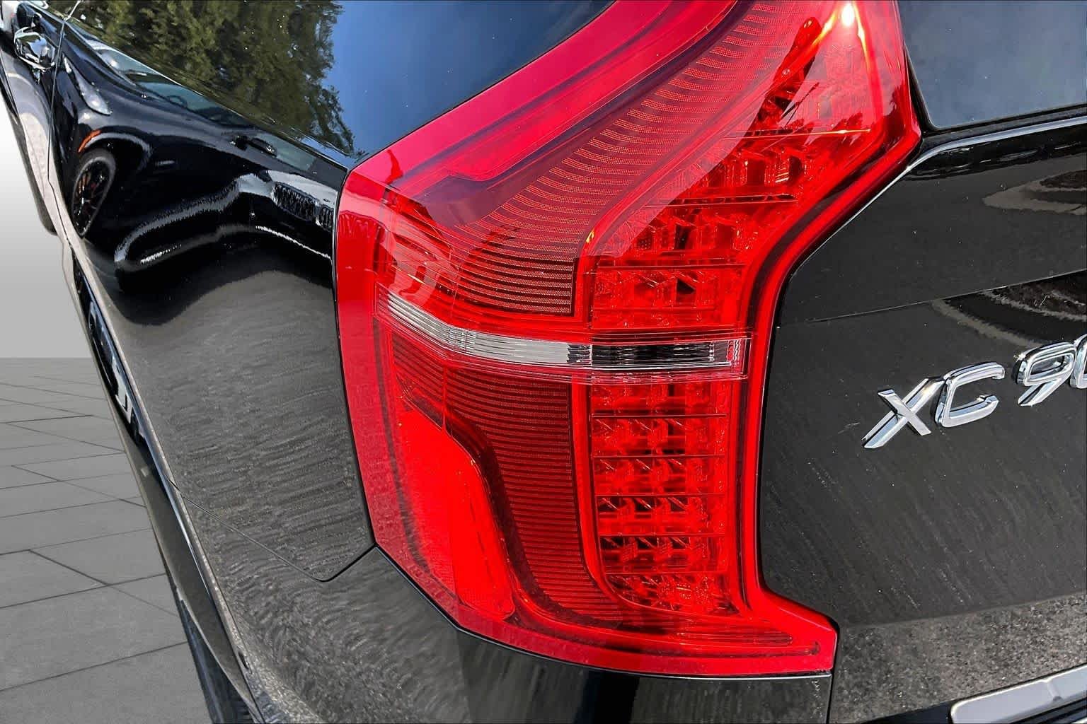 Used 2019 Onyx Black Metallic Volvo R-Design image 29