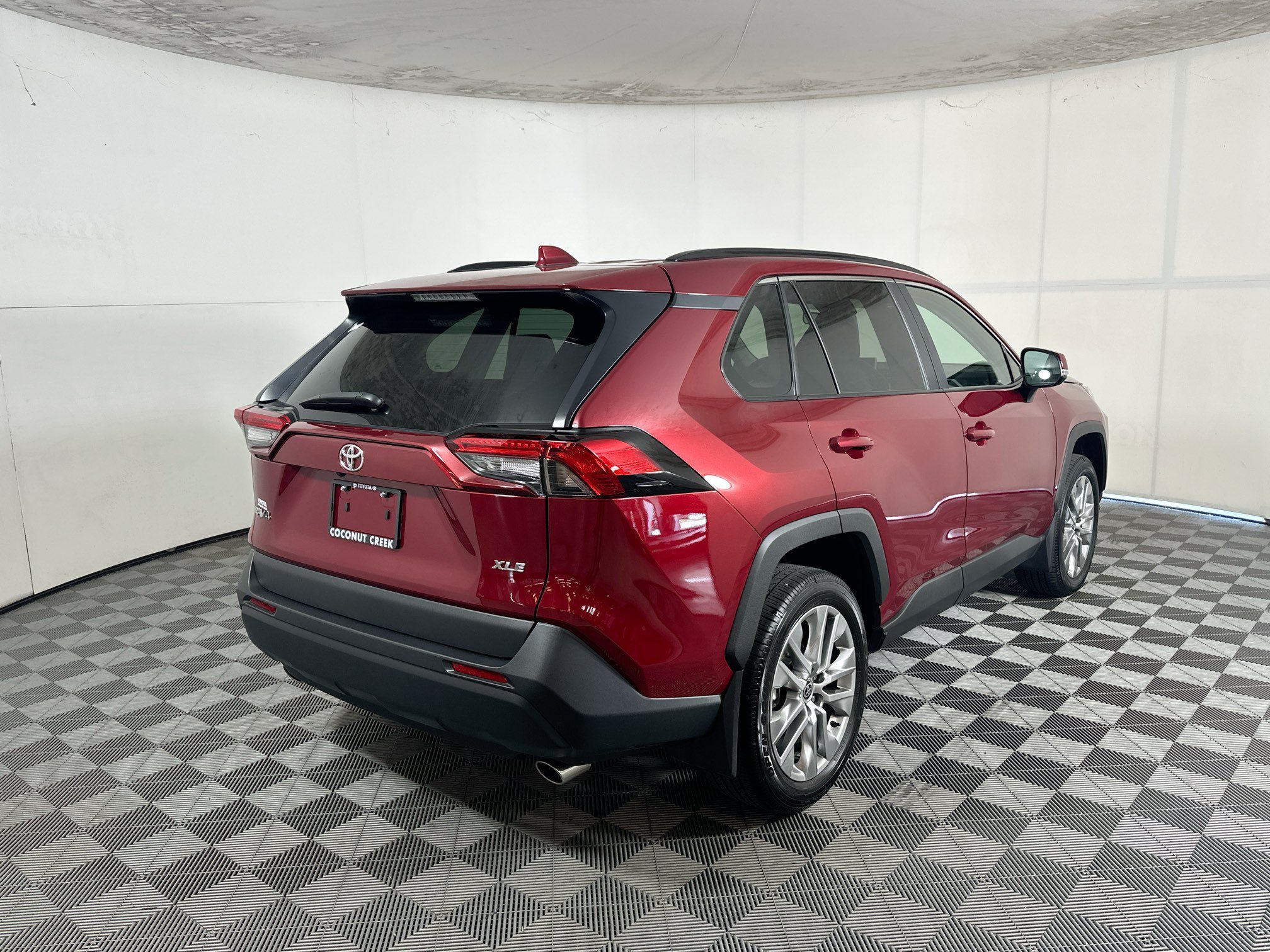 Used 2024 Pearl Toyota XLE Premium image 3