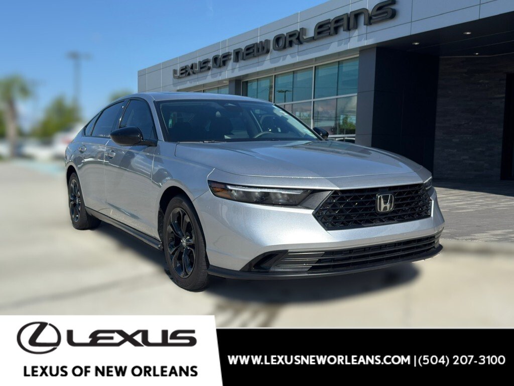 Used 2025 Solar Silver Metallic Honda SE image 1