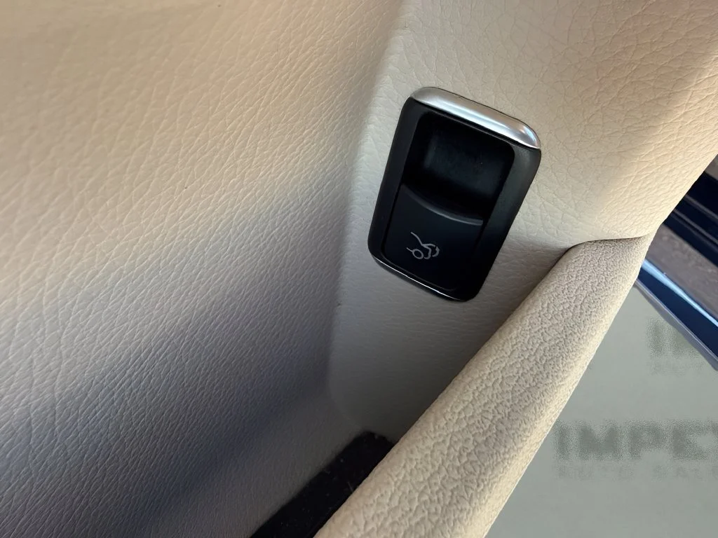 Used 2014  Mercedes-Benz E 350 Luxury image 27