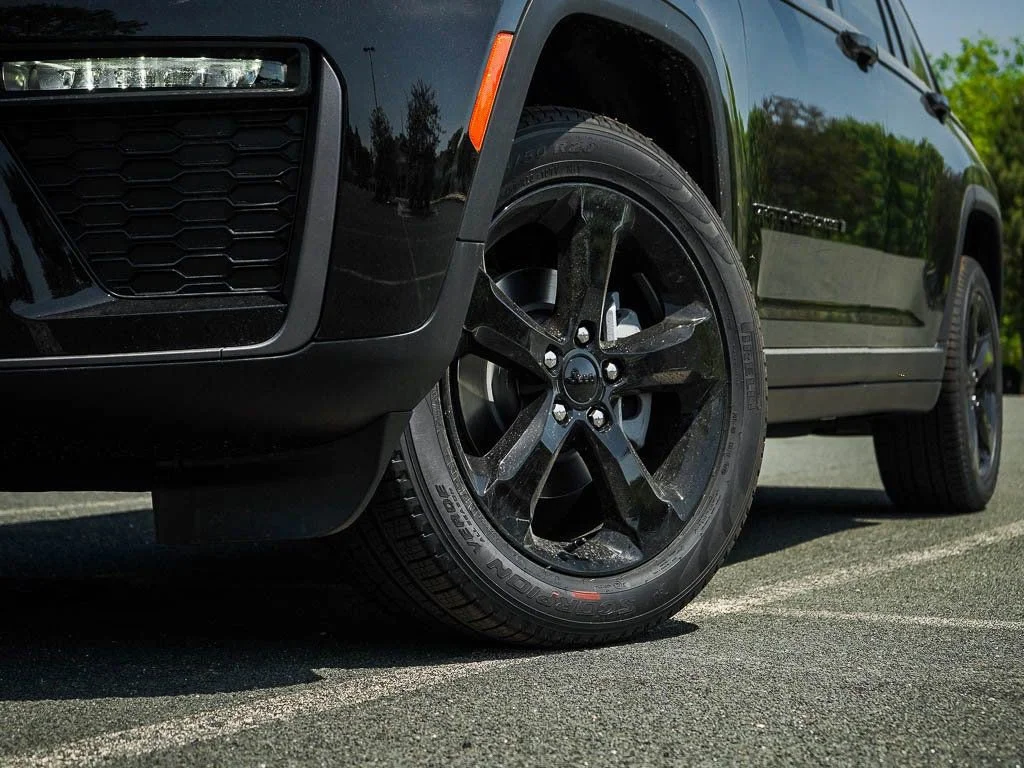 New 2026 Diamond Black Crystal Pearlcoat Jeep Limited image 5