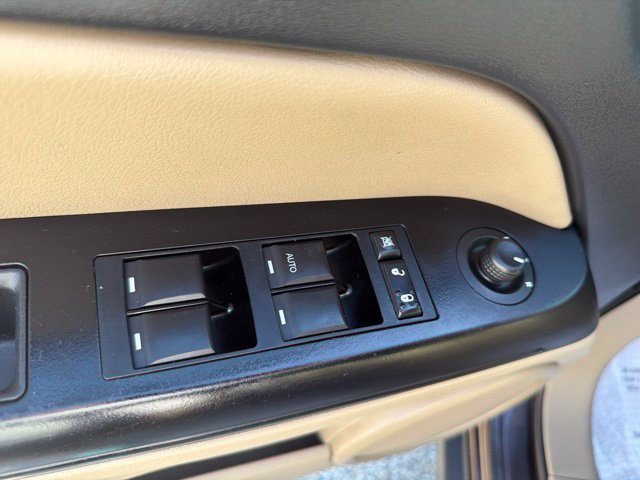 Used 2014 Rugged Brown Pearlcoat Jeep Latitude image 12