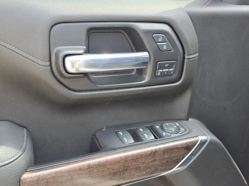 Used 2022 White GMC Denali image 23