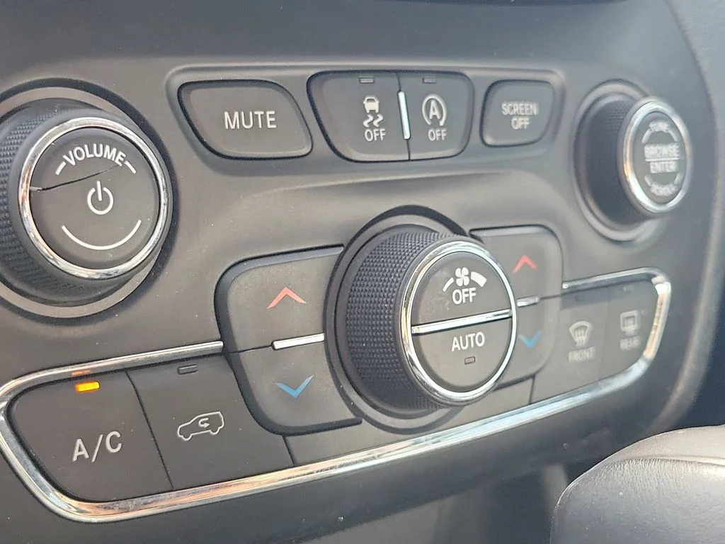 Used 2019 Gray Jeep Limited image 27
