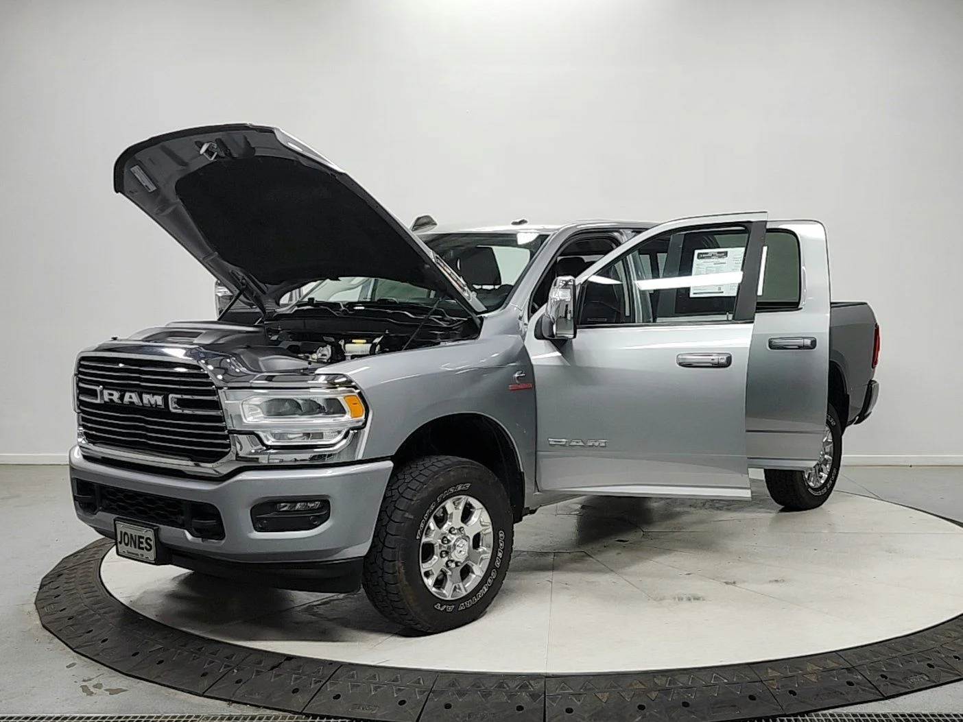 Used 2024 Silver Ram Laramie image 11