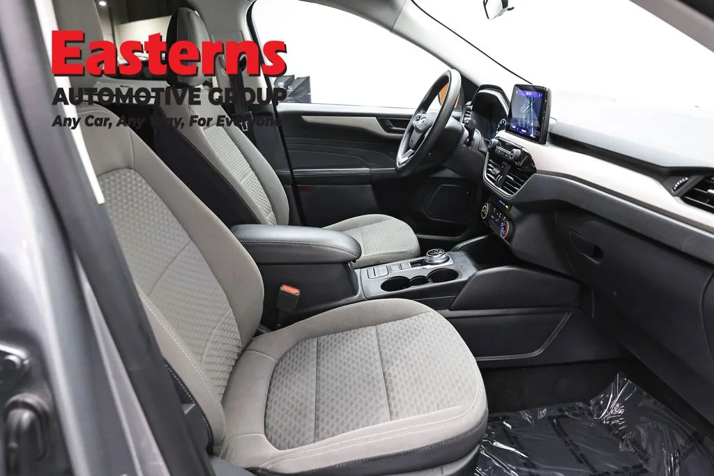 Used 2022 Silver Ford SE image 25