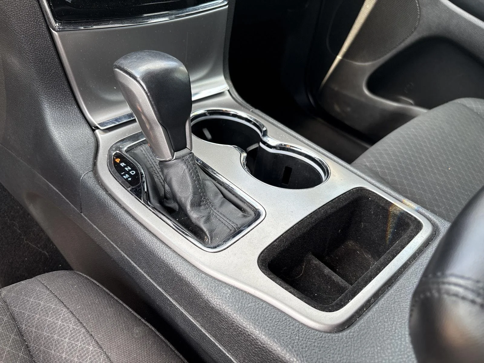 Used 2020 Diamond Black Crystal Pearl Jeep Laredo image 9