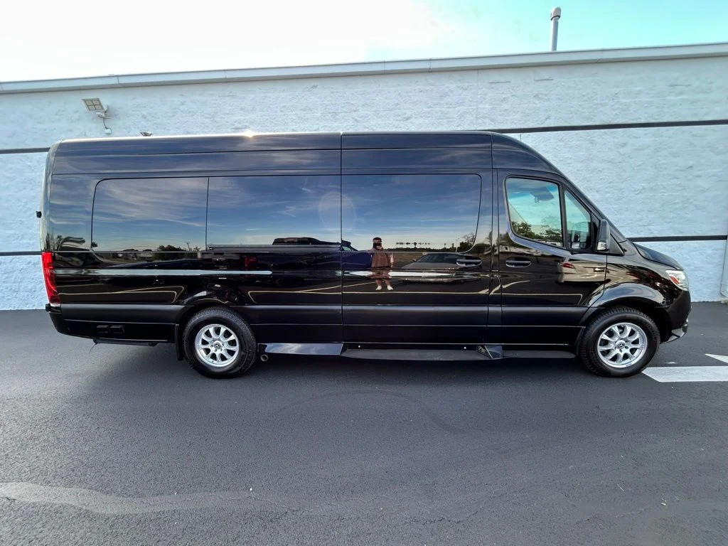 Used 2021 Black Mercedes-Benz Midwest Luxe Cruiser image 5