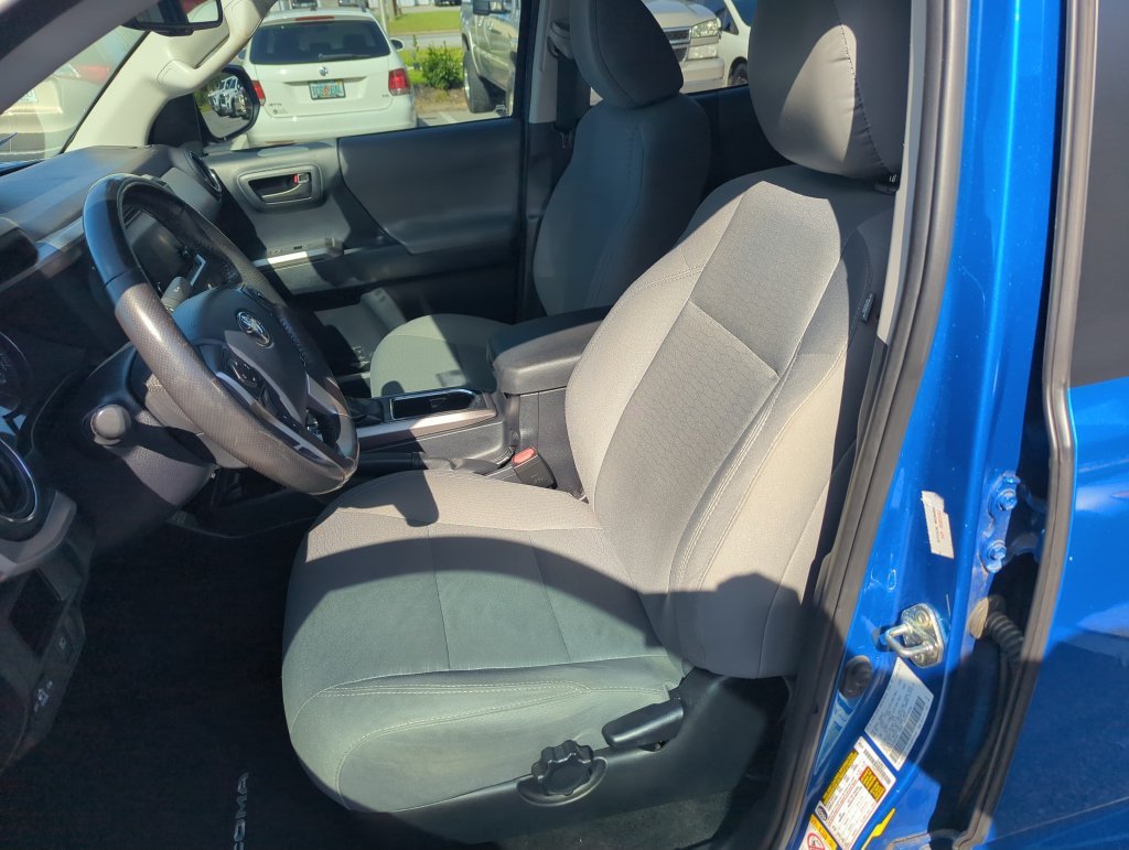 Used 2018 Blue Toyota SR5 image 9