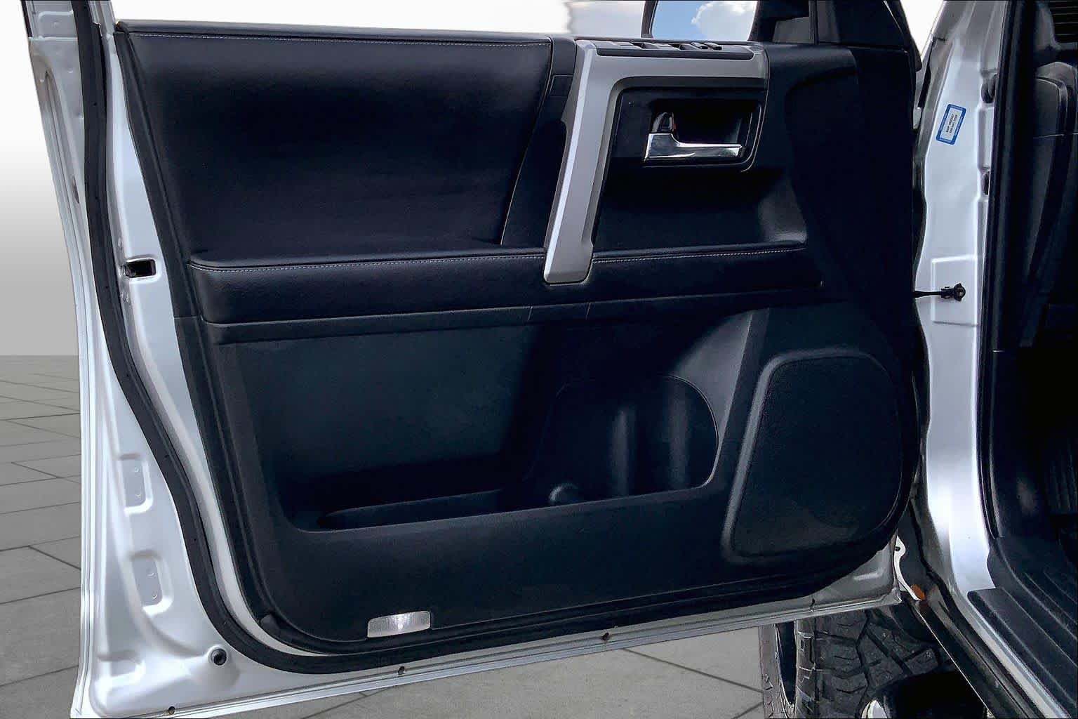 Used 2016 Classic Silver Metallic Toyota SR5 image 21