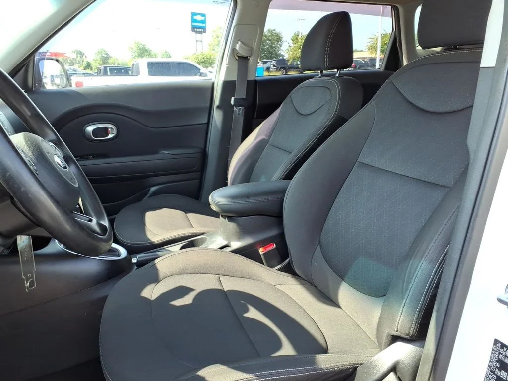 Used 2018 White Kia Base image 17