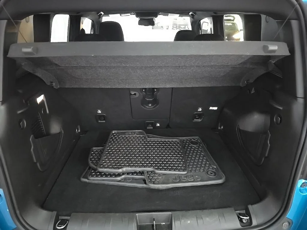 Used 2021 Bikini Metallic Clearcoat Jeep Latitude image 11