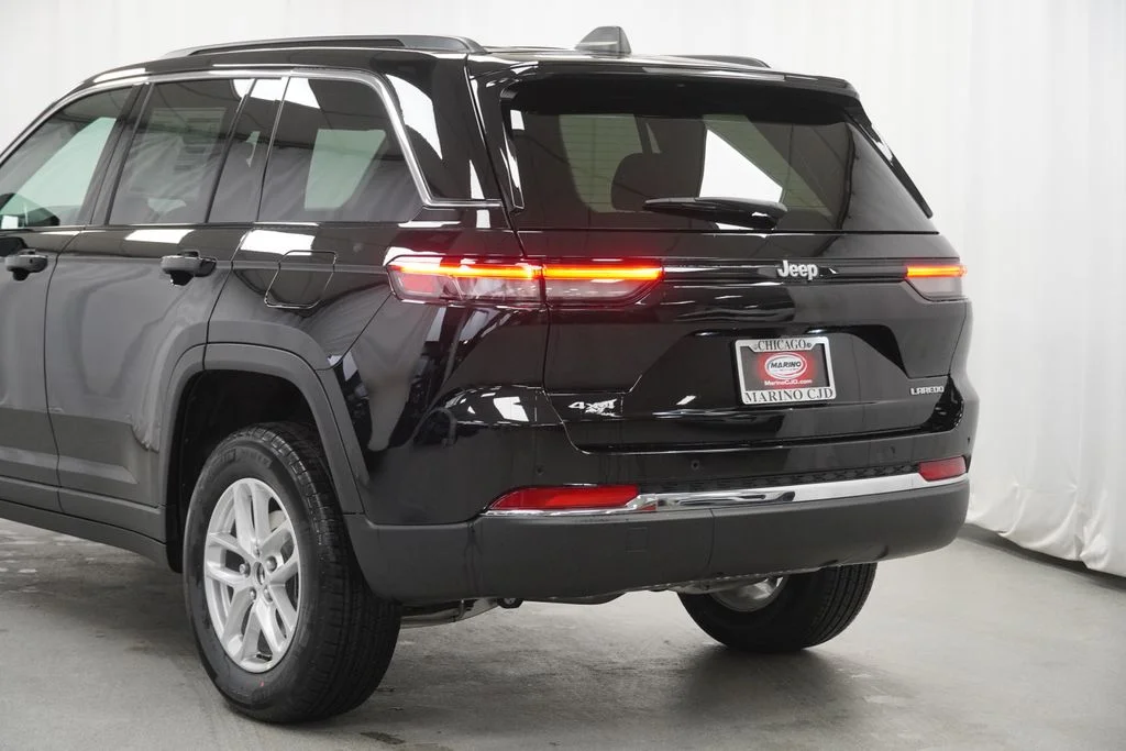 New 2026 Diamond Black Crystal Pearl-Coat Exterior Paint Jeep Laredo X image 12