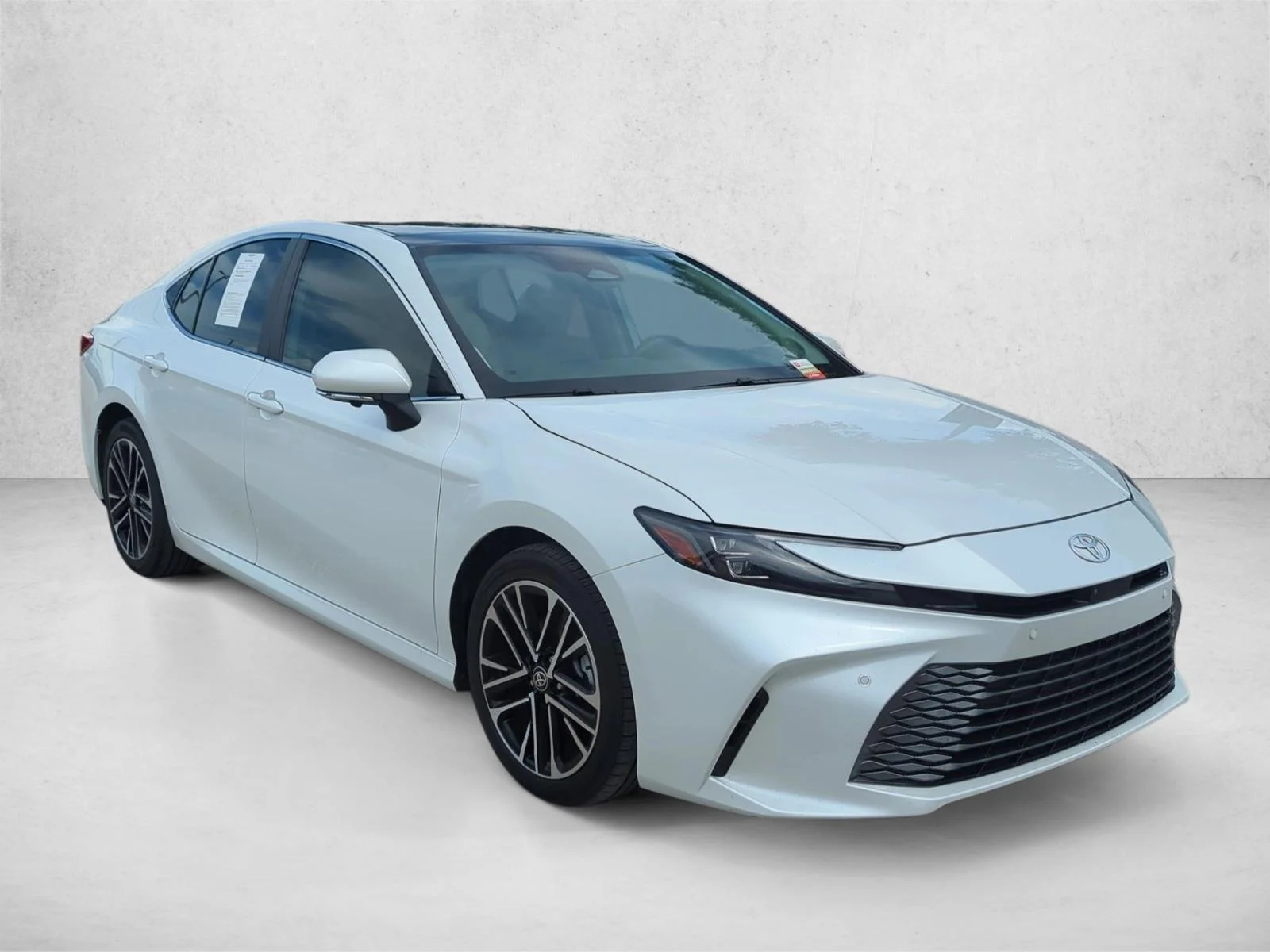 Used 2025 Wind Chill Pearl Toyota XLE image 3