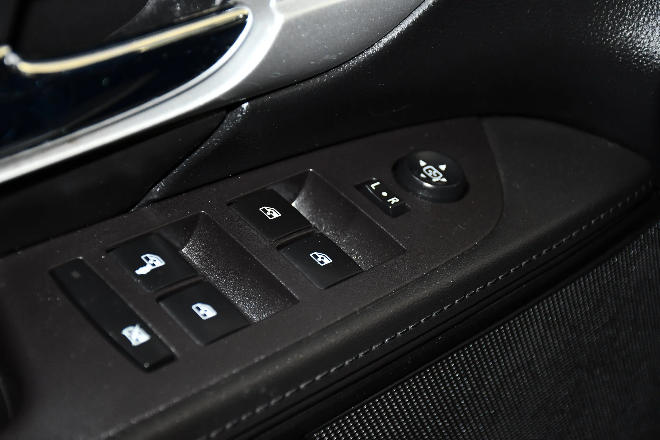 Used 2017 Onyx Black GMC SLE image 32