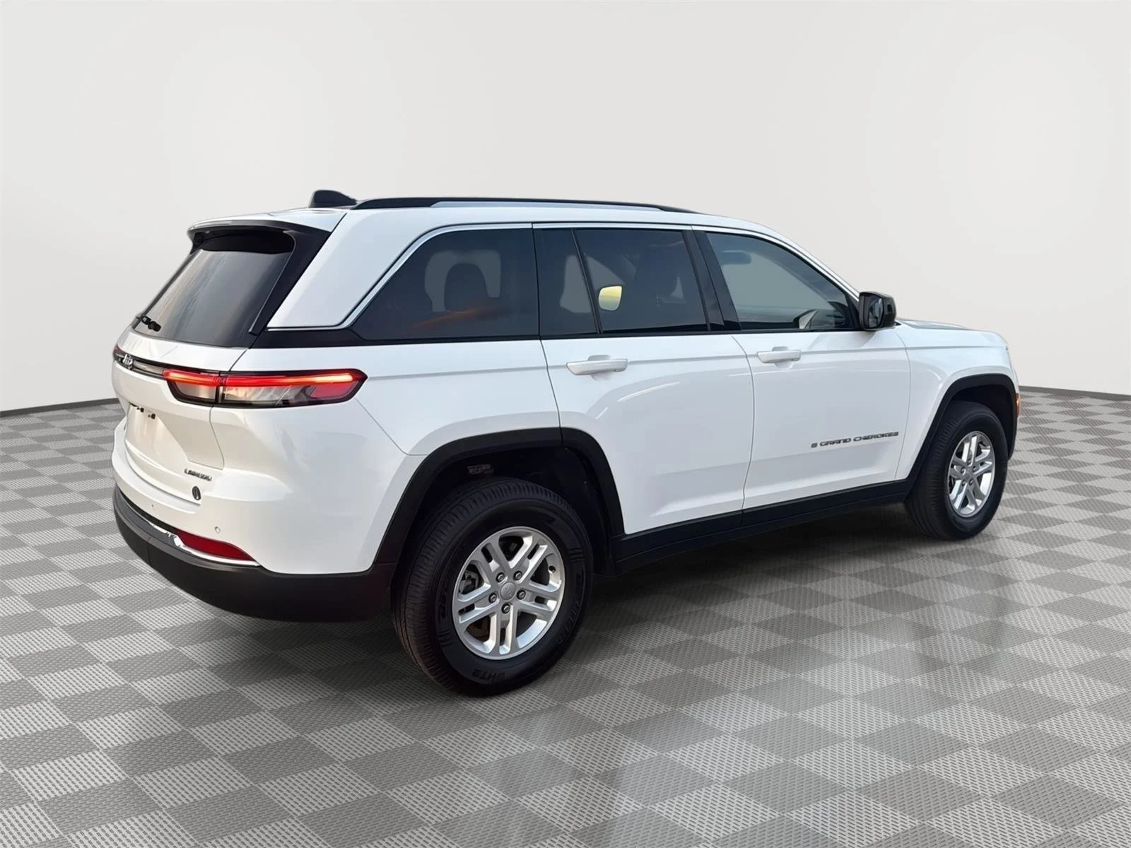 Used 2023 Bright White Clearcoat Jeep Laredo image 4