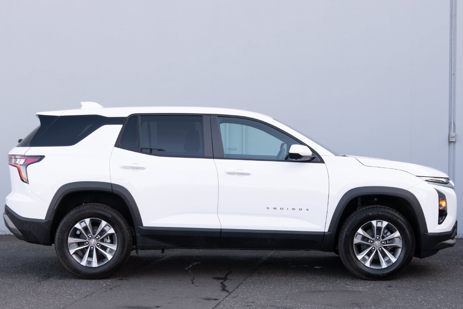 New 2027 Summit White Chevrolet AWD LT image 24