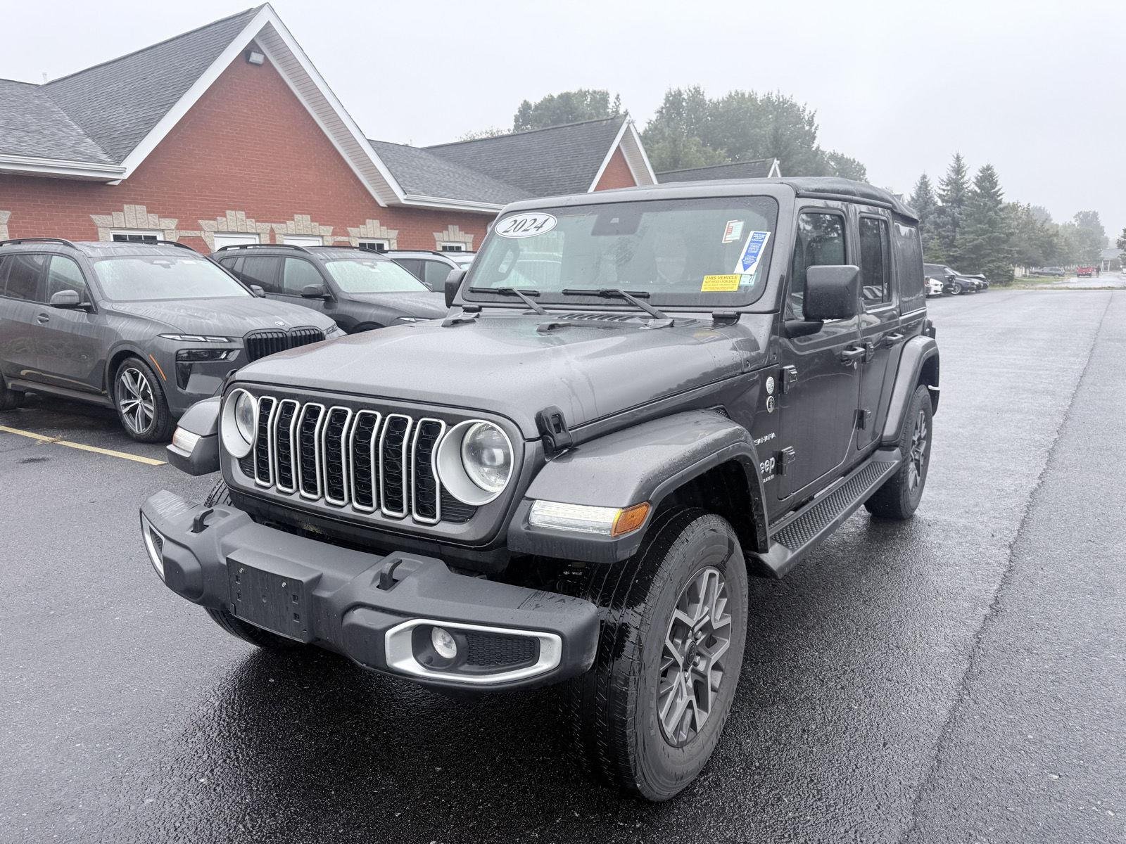 Used 2024 Granite Crystal Metallic Clearcoat Jeep Sahara image 3