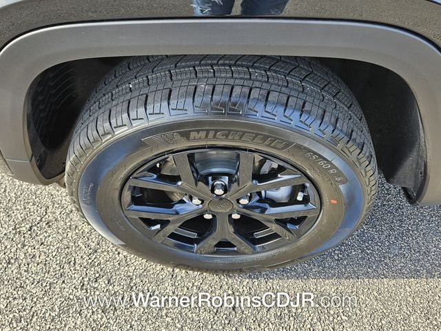 New 2026 Diamond Black Crystal Pearl-Coat Exterior Paint Jeep Altitude image 16