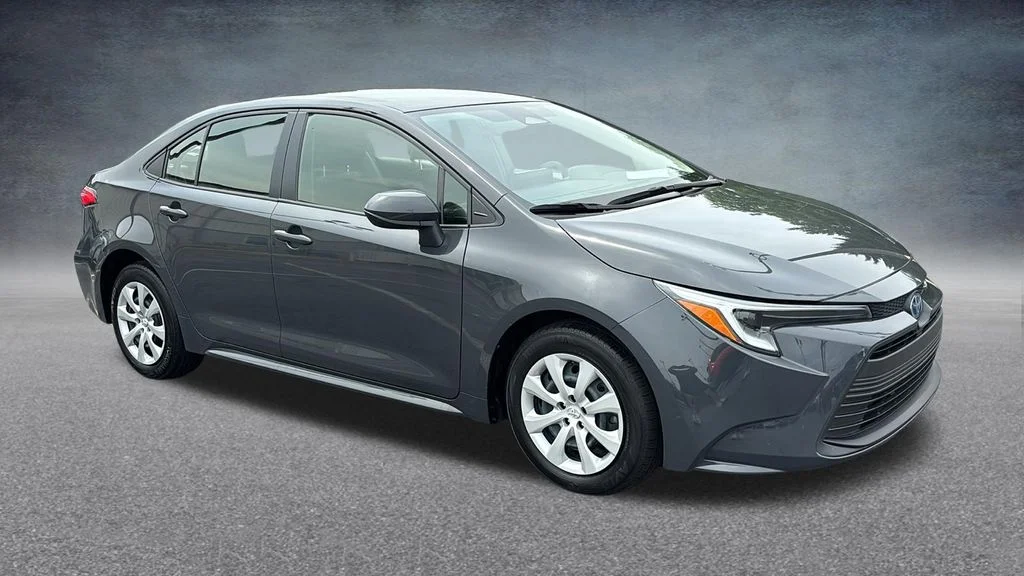Used 2025  Toyota LE image 27