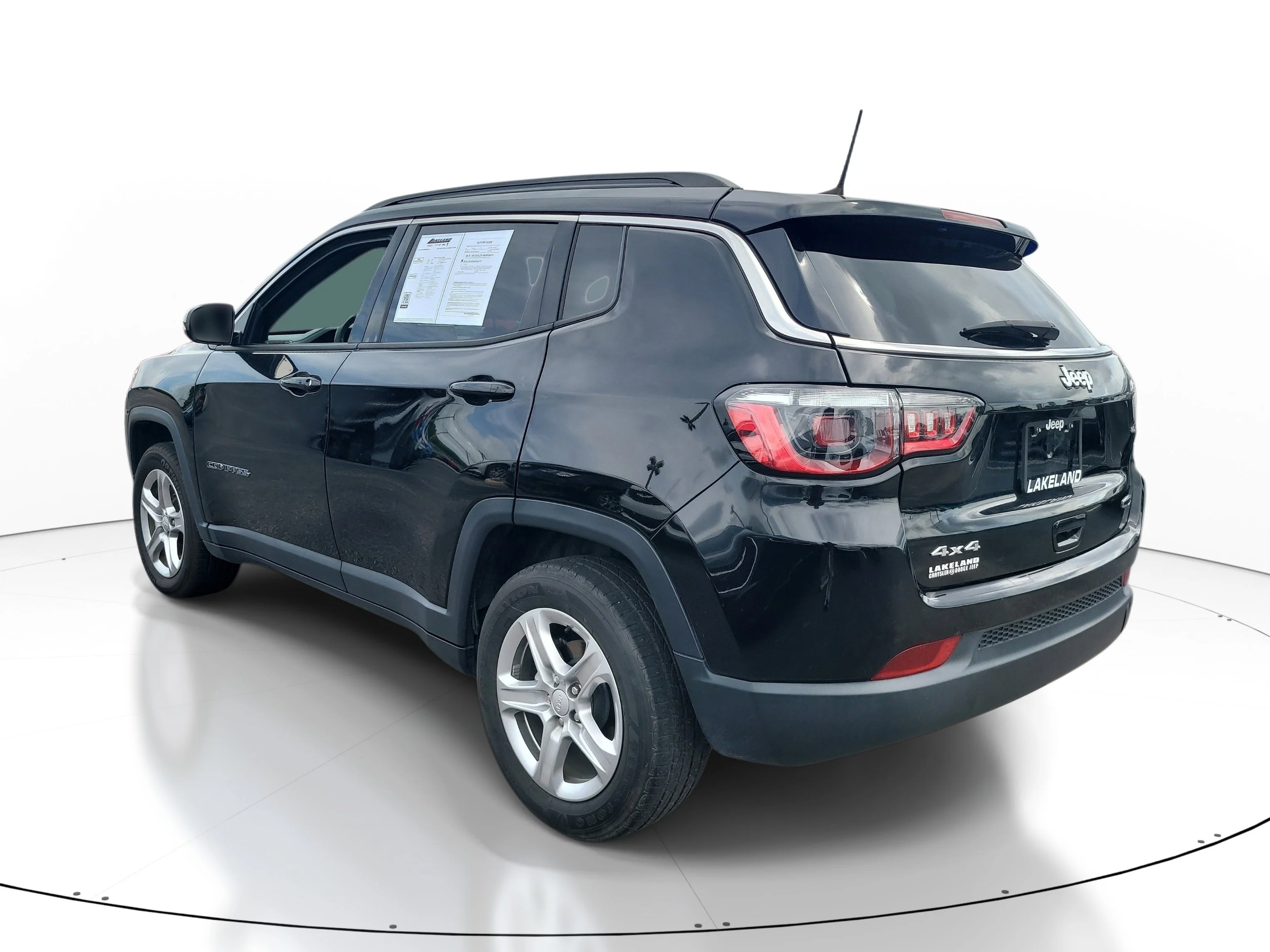 Used 2023 Diamond Black Crystal Pearlcoat Jeep Latitude image 6
