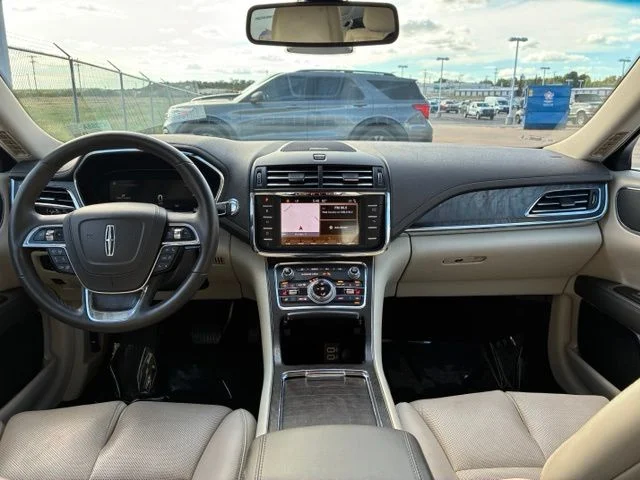 Used 2019 White Platinum Clearcoat Metallic Lincoln Select image 9