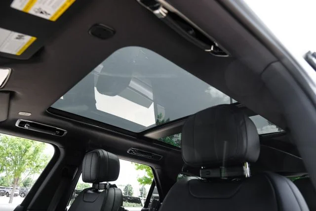 New 2026 Fuji White Land Rover Dynamic SE image 5