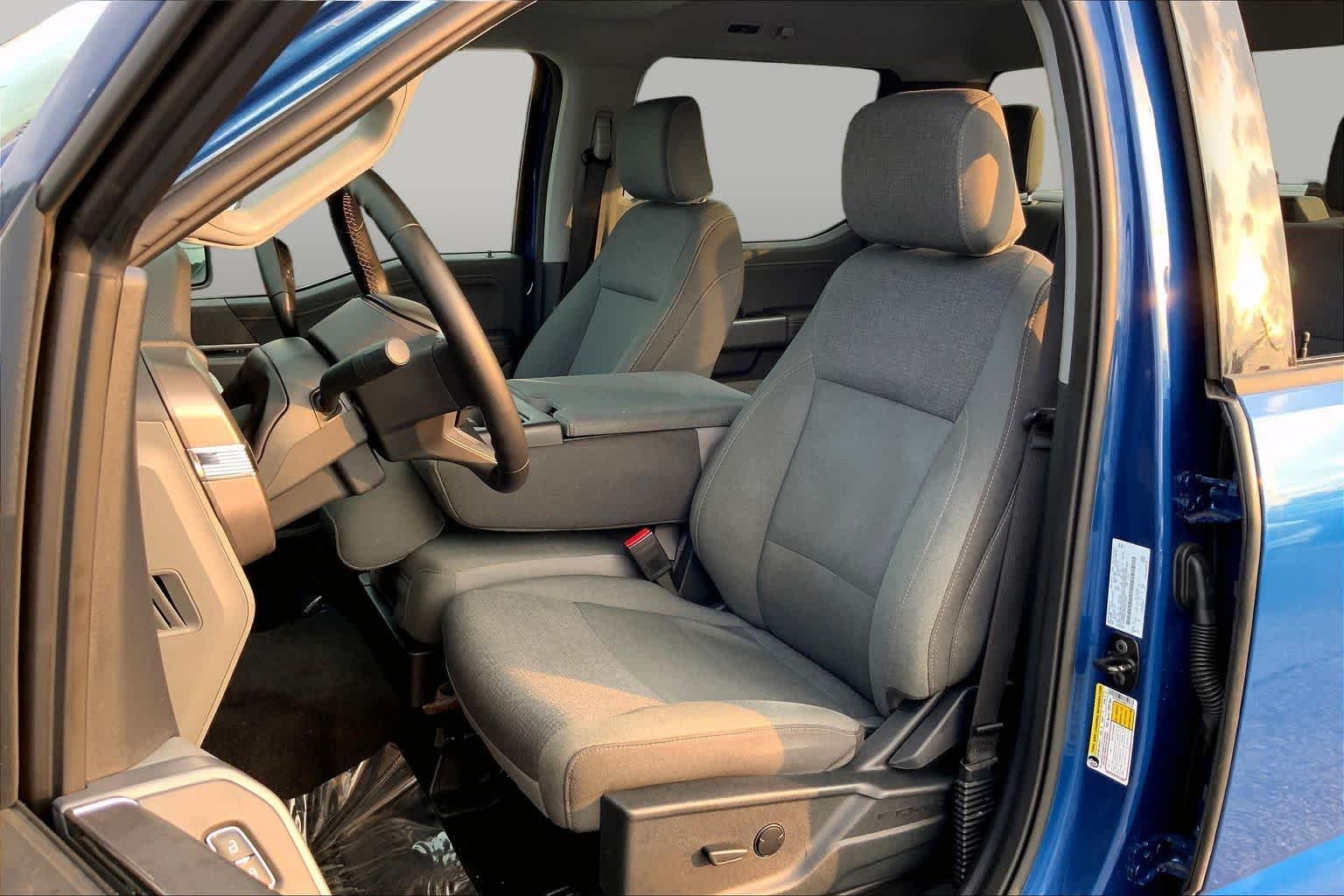 Used 2025 Atlas Blue Metallic Ford XLT image 8