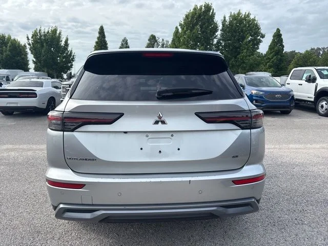 Used 2025  Mitsubishi SE image 6