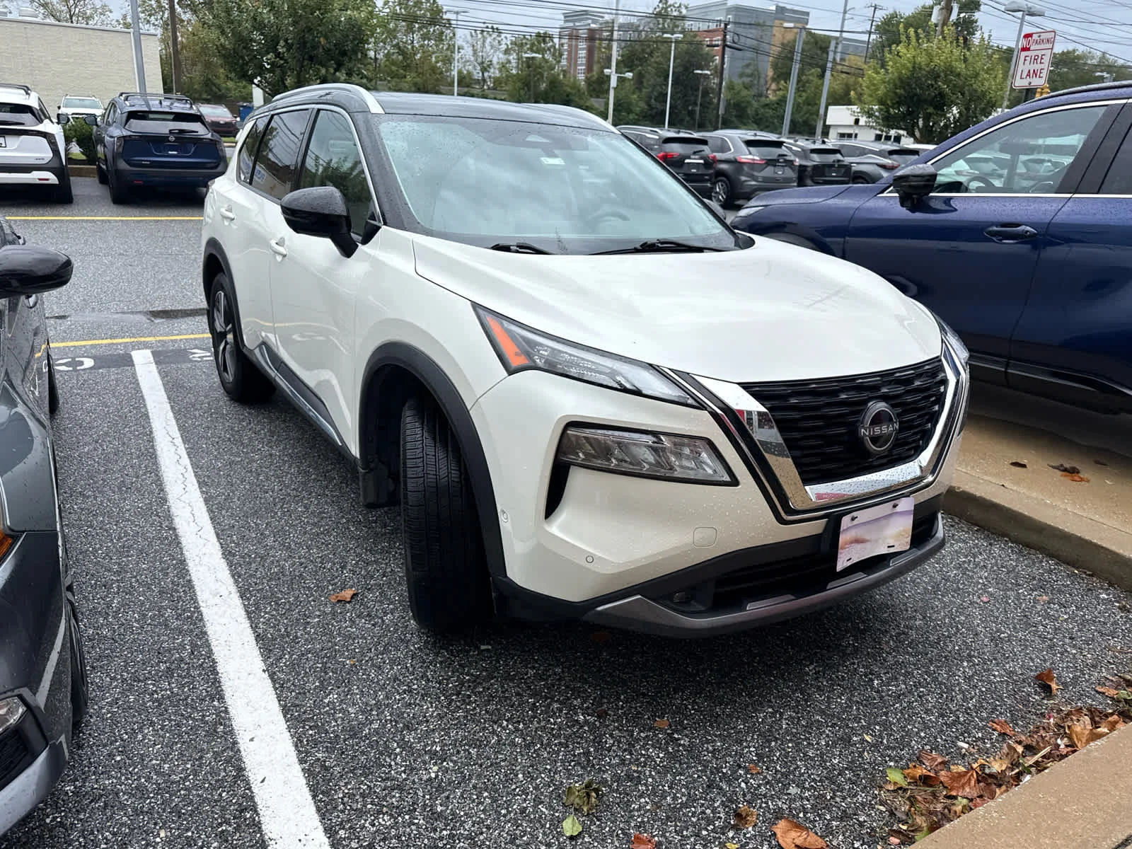 Used 2022 Pearl White Tricoat/Super Black Nissan SL image 2