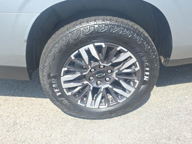 Used 2025 Gray Chevrolet Z71 image 13