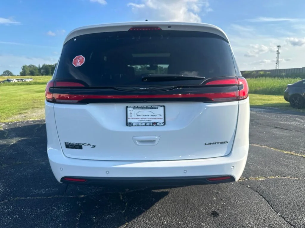 Used 2025 White Chrysler Limited image 36
