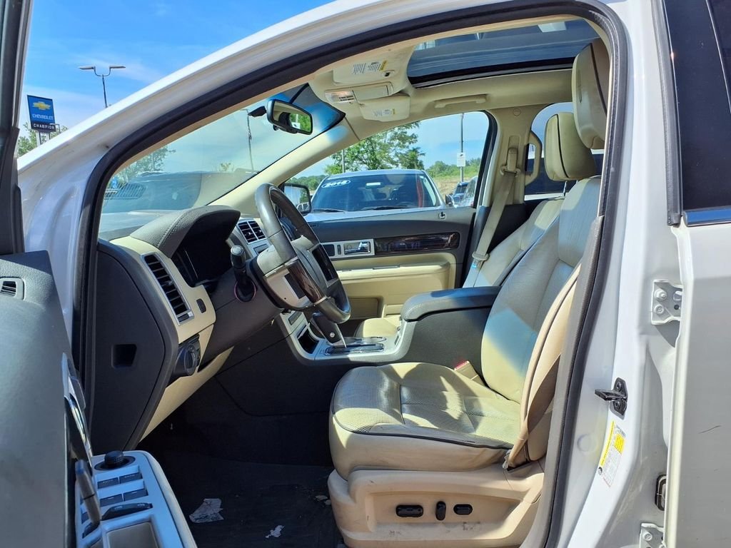 Used 2009 White Lincoln Base image 14