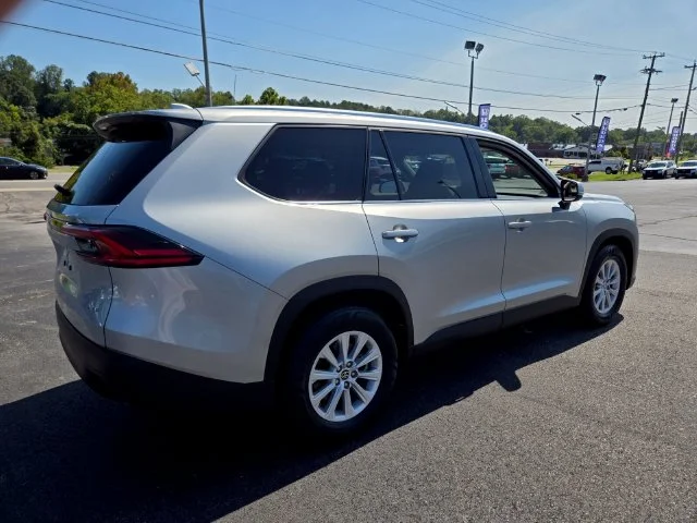 Used 2025 Silver Toyota XLE image 8