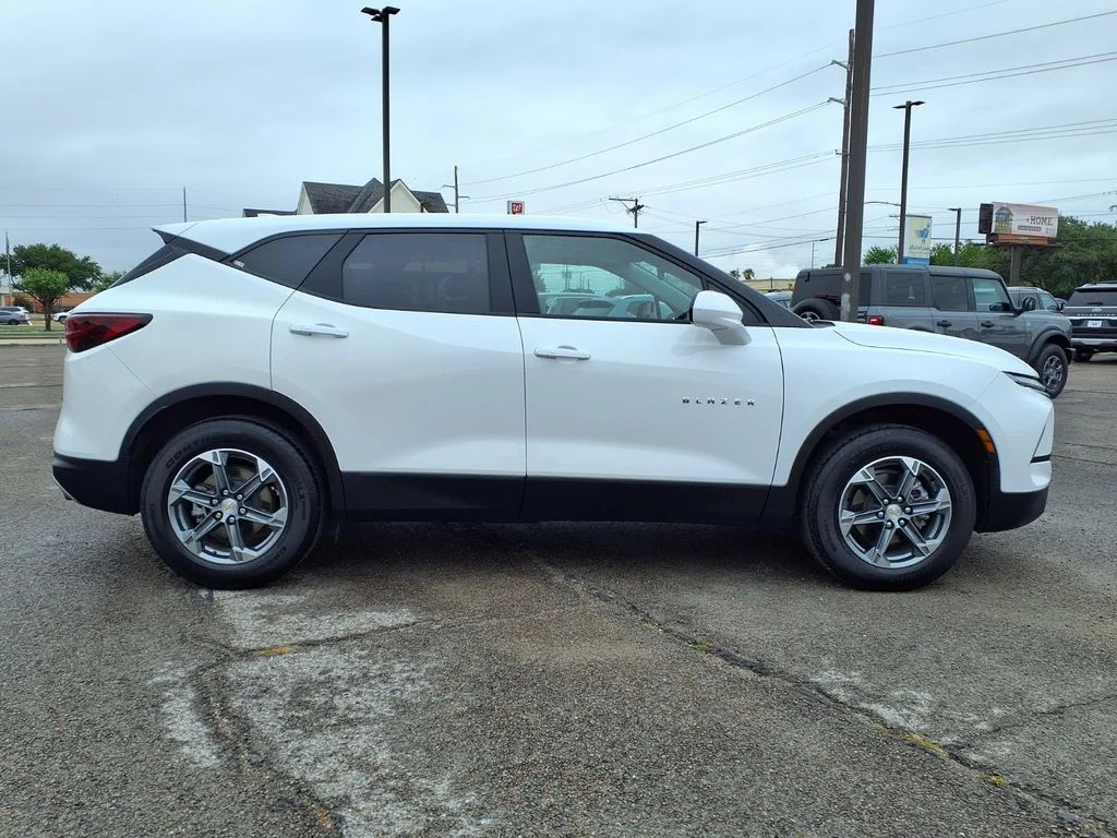 Used 2025 White Chevrolet LT image 17