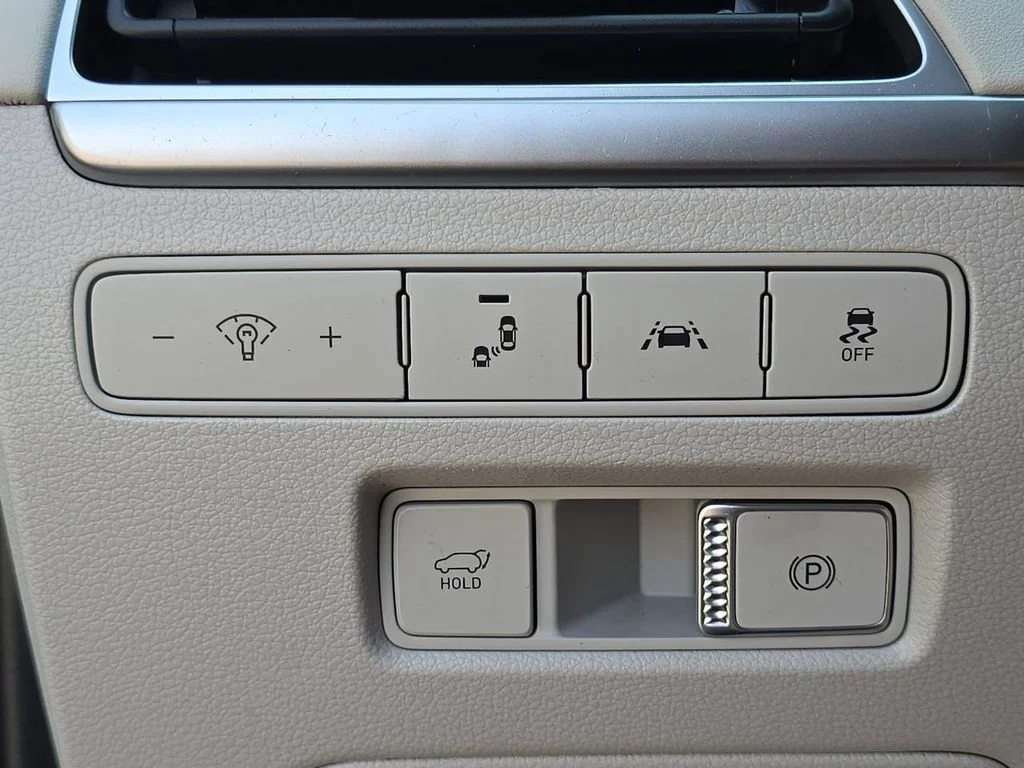Used 2021 White Hyundai SEL image 18